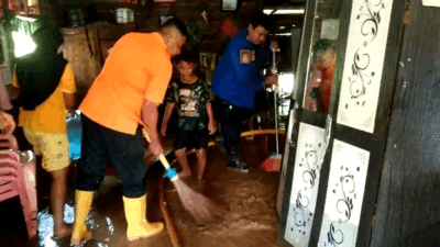 Petugas membersihkan rumah masyarakat yang sempat dimasuki air. (ist)