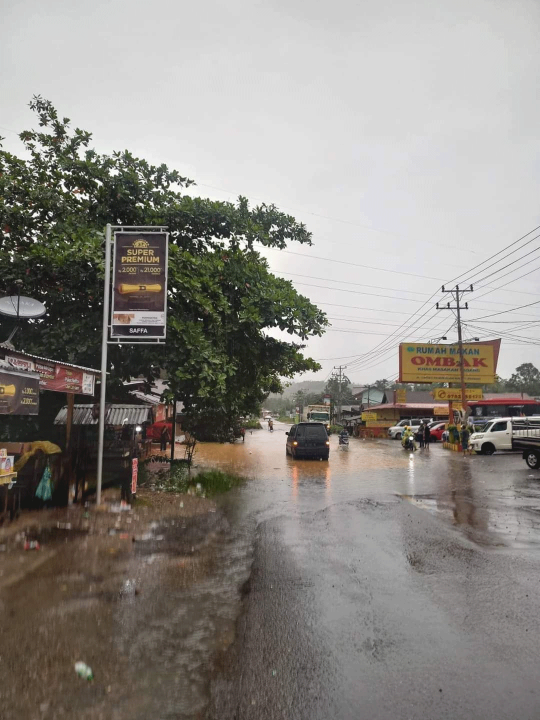 Ruas Sumbar-Riau tergenang banjir.