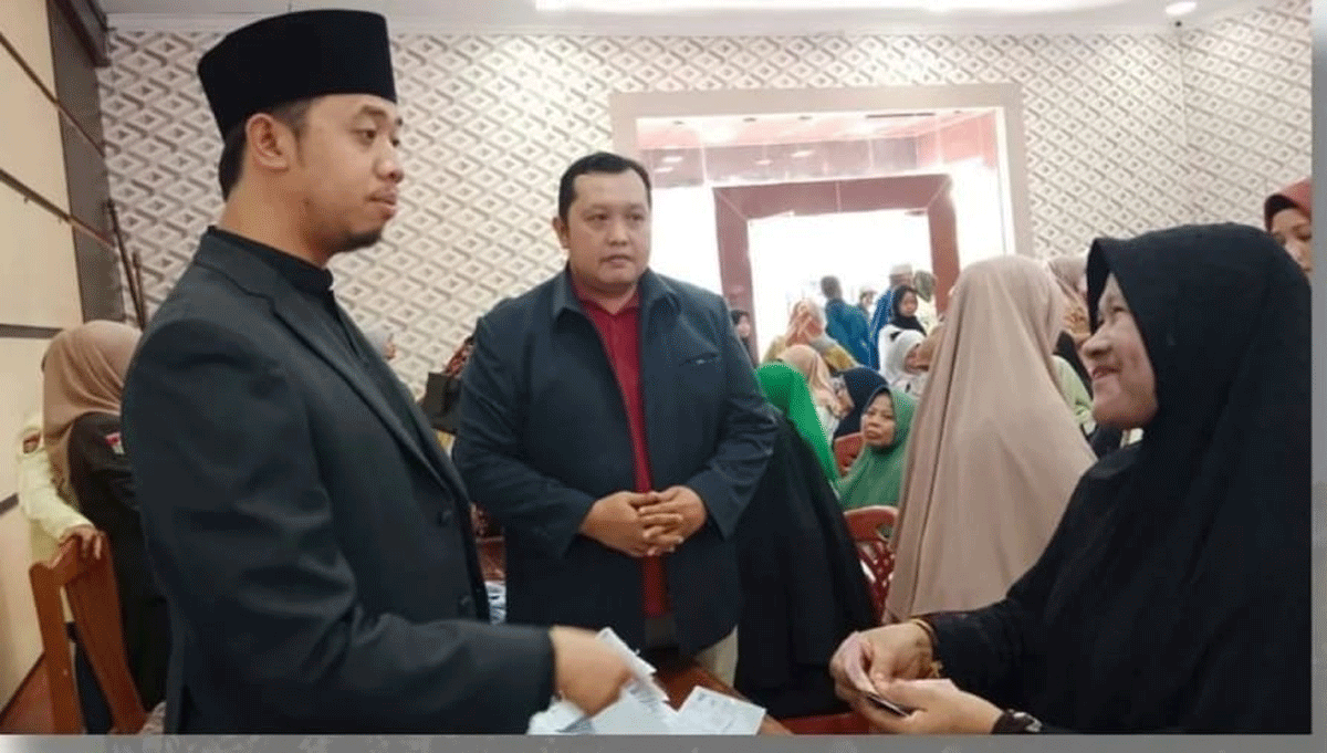 Wali Kota Erman Safar serahkan bantuan El Nino pada warga.