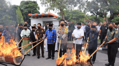 Kapolda dan forkopimda Riau musnahkan barang bukti
