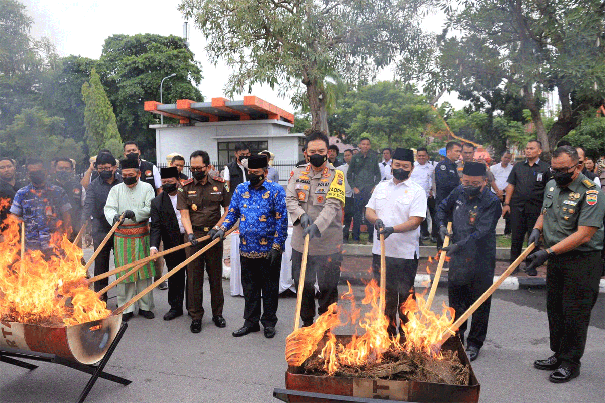 Kapolda dan forkopimda Riau musnahkan barang bukti
