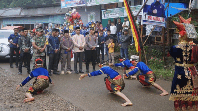 Bupati Eka Putra disambut dengan kesenian tradisional. (prokopim)