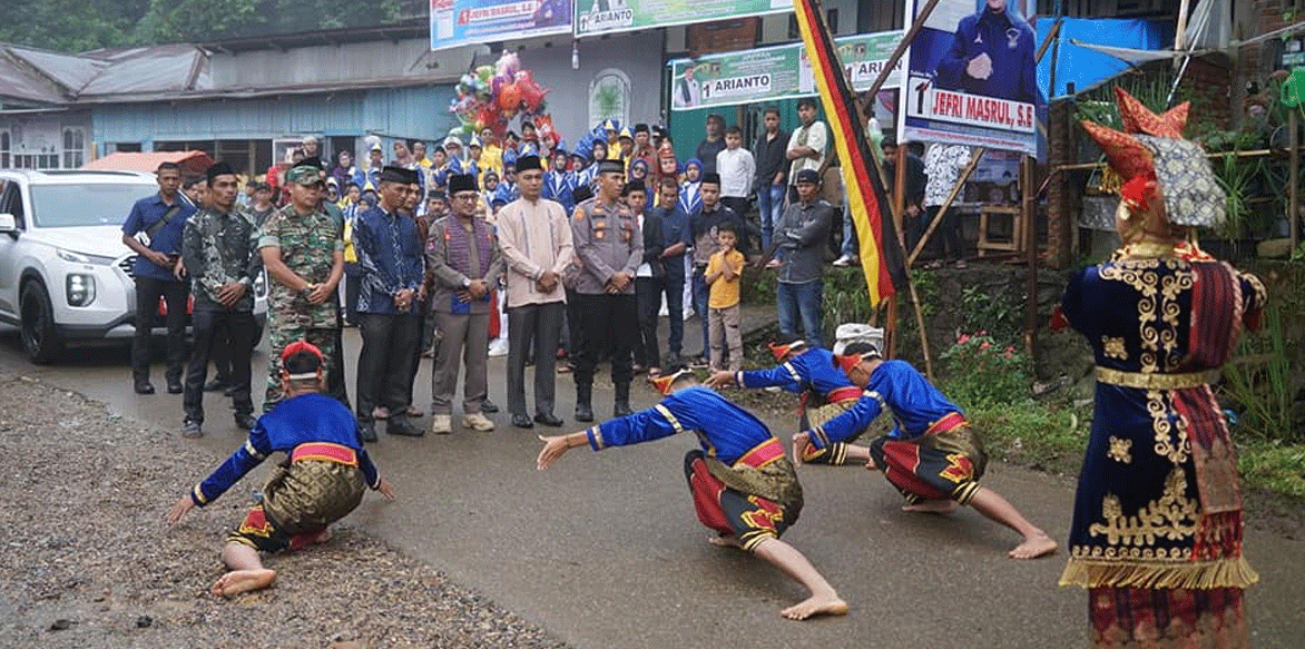 Bupati Eka Putra disambut dengan kesenian tradisional. (prokopim)