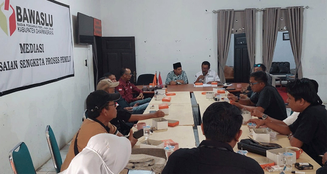 Pimpinan Bawaslu Dharmasraya berikan keterangan pers