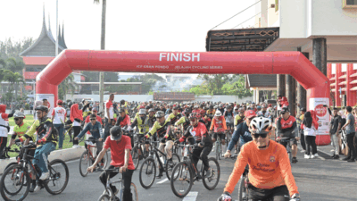 Warga ikuti sepeda santai di Padang dalam rangkaian peringatan Hari Bela Negara. (pemprov)