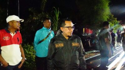 Bupati Eka Putra tinjau daerah yang terdampak banjir lahan dingin. (prokopim)