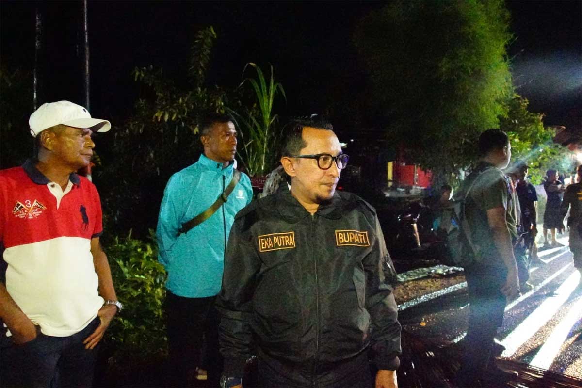Bupati Eka Putra tinjau daerah yang terdampak banjir lahan dingin. (prokopim)