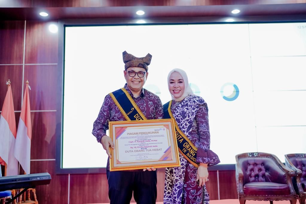 Bupati Epyardi Asda bersama Ketua Tim Penggerak PKK, Emiko Epyardi Asda.