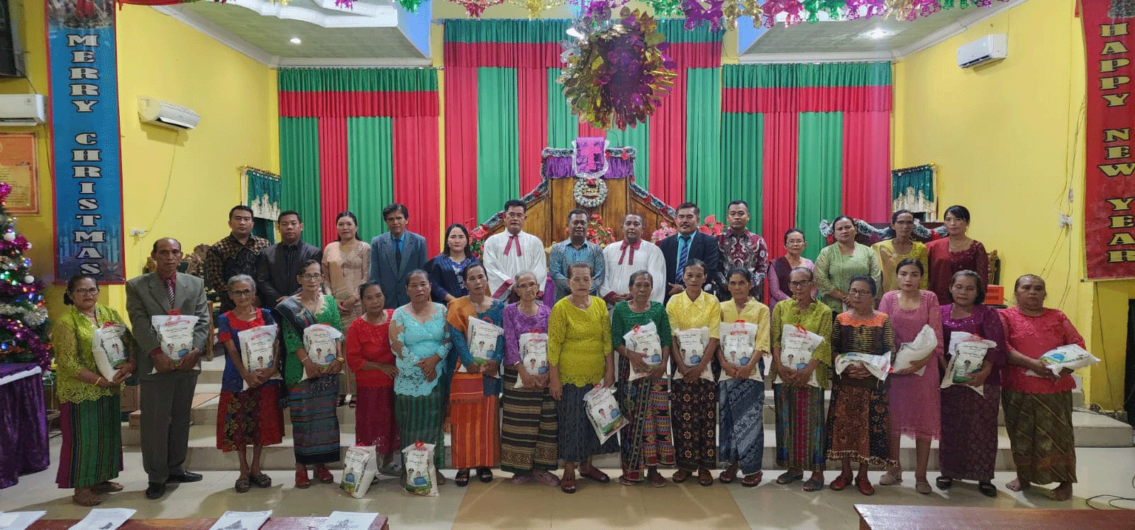 Foto bersama setelah penyerahan bantuan pada masyarakat