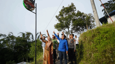 Foto bersama usai peresmian Cottage and Glamping Pandai Sikek. (prokopim)