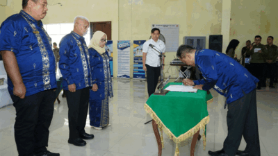 Penandatanganan berita acara pelantikan