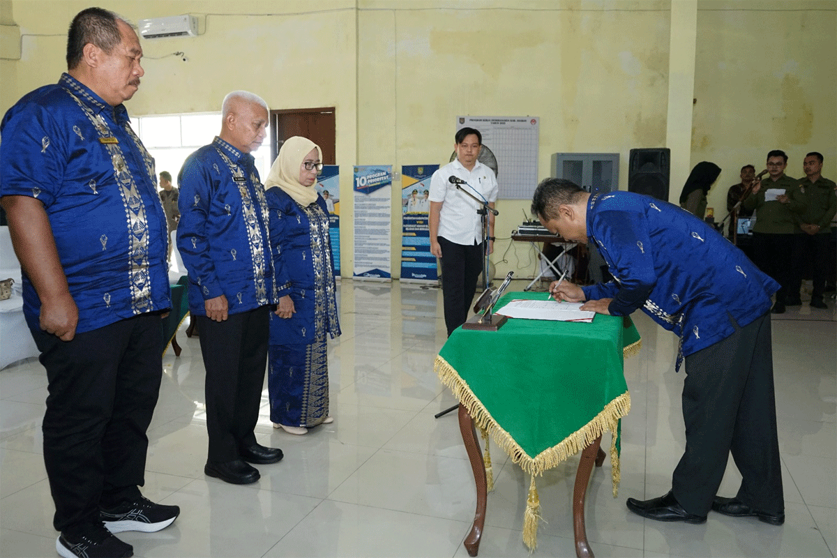 Penandatanganan berita acara pelantikan