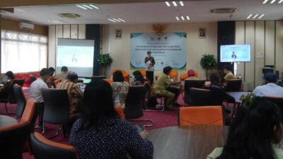 Narasumber beri pemaparan pada peserta diskusi