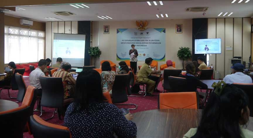 Narasumber beri pemaparan pada peserta diskusi