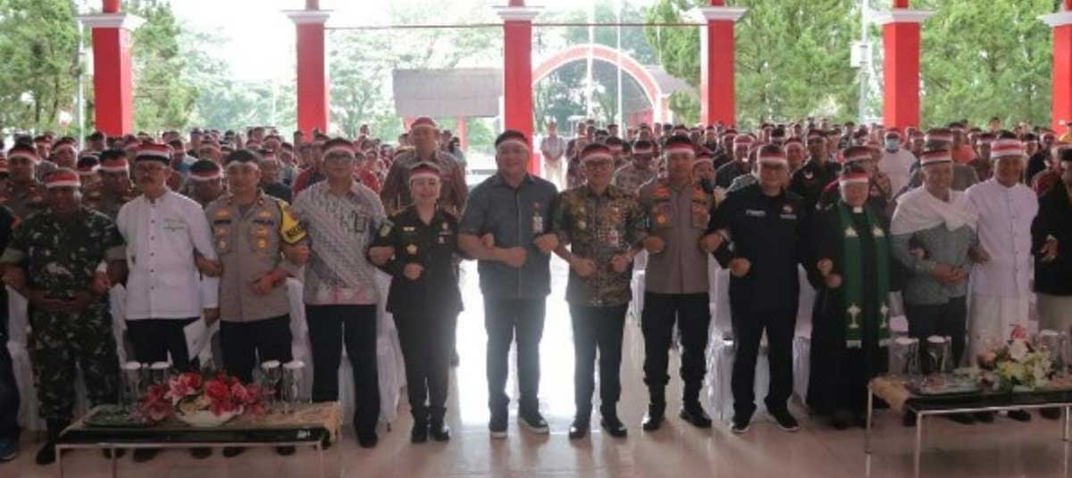 Foto bersama usai pelaksanaan doa bersama yang diikuti lintas agama