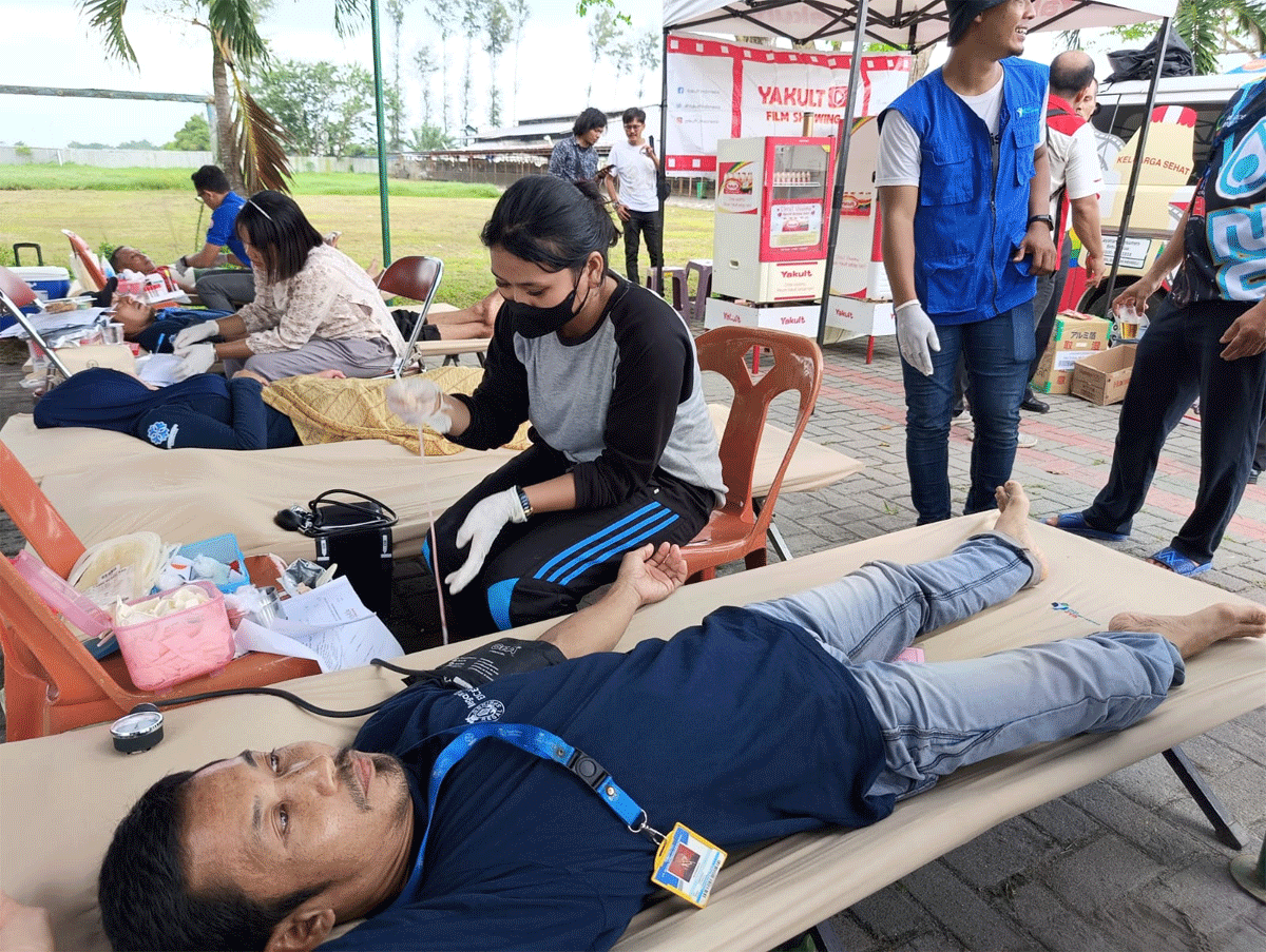 Karyawan dan masyarakat ikut donor darah yang diadakan Regal Spring Indonesia (PT Aqua Farm Nusantara) di Serdang Bedagai