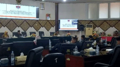Rapat paripurna pengesahan empat ranperda di DPRD Padang.