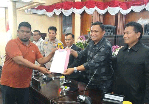 Ketua DPRD Kabupaten Solok terima tuntutan warga yang demo di Arosuka. (*)
