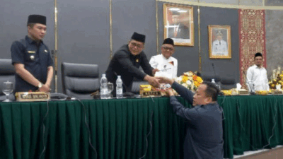 Anggota DPRD Padang serahkan laporan komisi yang diterima Ketua DPRD, Syafrial Kani.