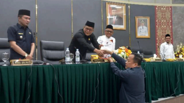 Anggota DPRD Padang serahkan laporan komisi yang diterima Ketua DPRD, Syafrial Kani.