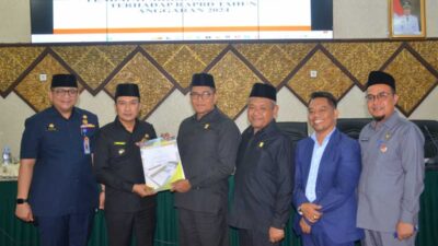 Ketua DPRD Syafrial Kani serahkan Perda APBD 2024 ke Wakil Wali Kota Ekos Albar.