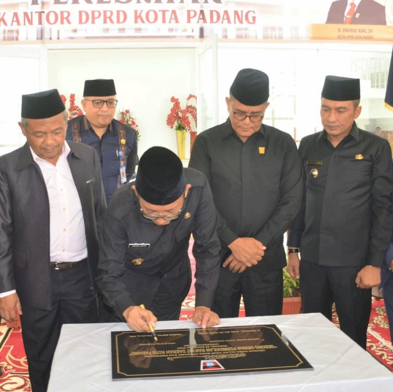 Wali Kota Hendri Septa resmikan gedung baru DPRD Padang, Jumat (22/12/2023).