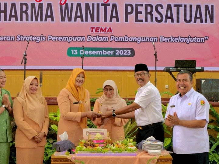 Potong tumpeng tandai peringatan HUT DWP di Kota Solok