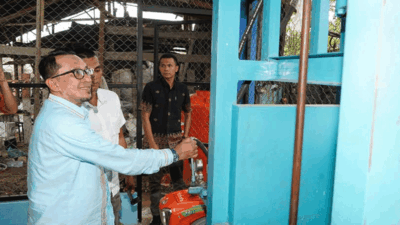 Bupati Eka Putra mencoba alat pengolah sampah. (prokopim)