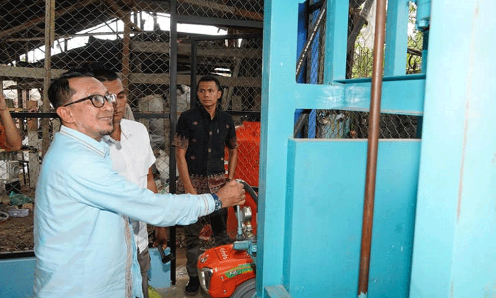 Bupati Eka Putra mencoba alat pengolah sampah. (prokopim)