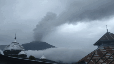 Gunung Marapi keluarkan asap ketika erupsi, Sabtu (30/12/2023)