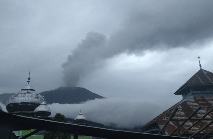 Gunung Marapi keluarkan asap ketika erupsi, Sabtu (30/12/2023)