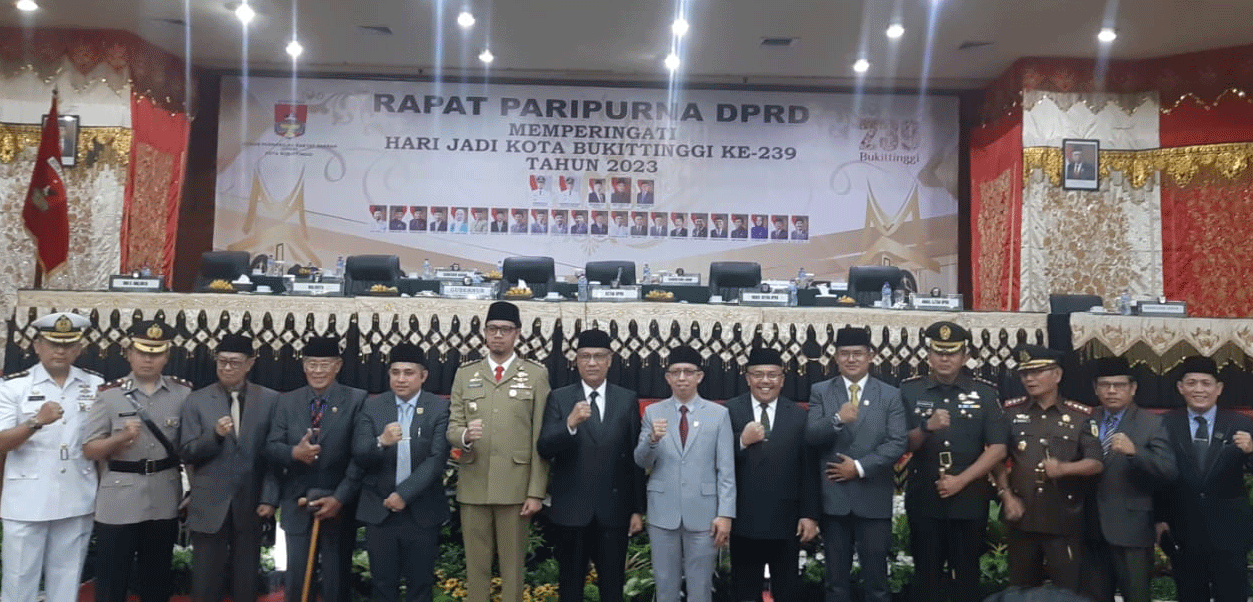 Wali Kota bersama anggota DPRD ketika rapat paripurna HJK Bukittinggi ke-239 tahun
