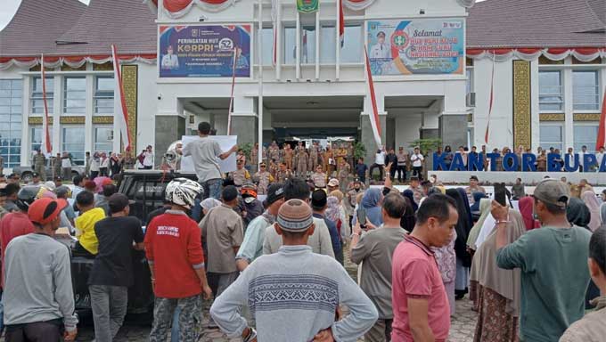 Warga demo ke kantor Bupati Solok di Arosuka