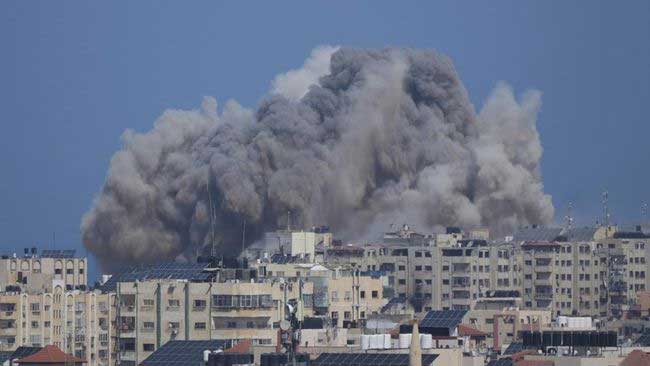 Asap akibat pengeboman oleh Israel di Gaza. (cnbc indonesia)