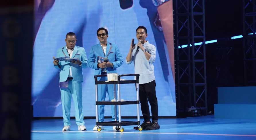Cawapres Gibran Rakabuming Raka sedang menjelaskan program makan siang dan susu gratis. (ist)