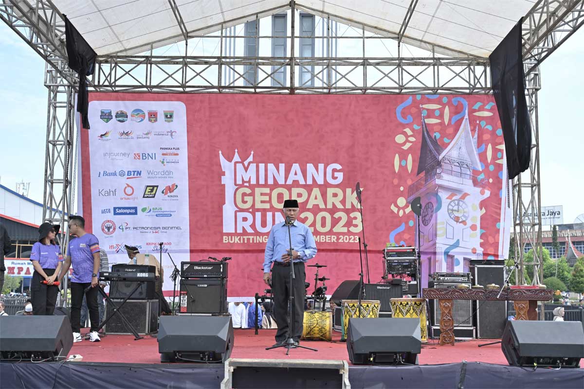 Gubernur Mahyeldi lepas 1.700 peserta Minang Geopark Run 2023