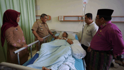 Kunjungi Korban Erupsi Marapi, Gubernur Riau Minta RSUD Arifin Achmad Berikan Layanan Maksimal