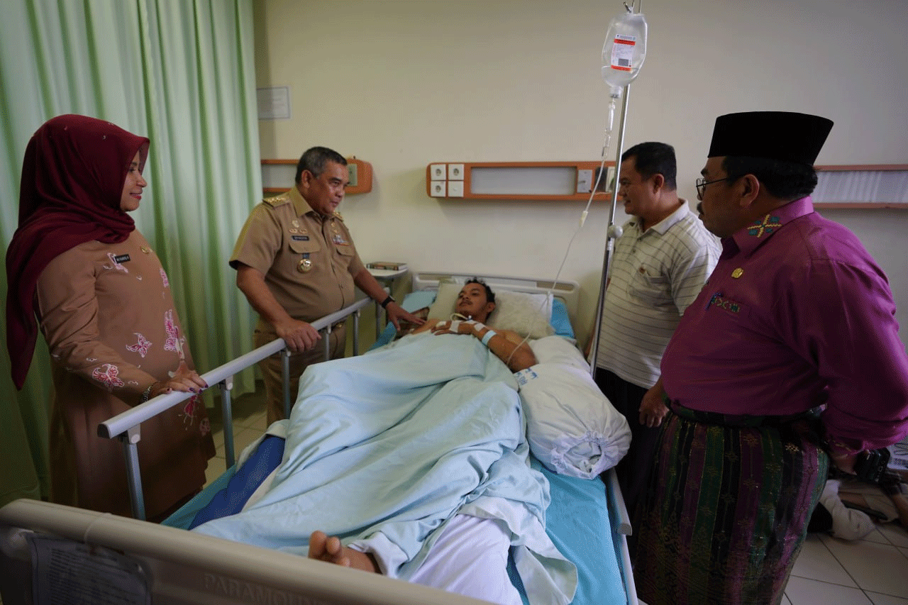 Gubernur Riau kunjungi korban erupsi Gunung Marapi di RSUD Arifin Achmad, Pekanbaru. (riau.go.id)