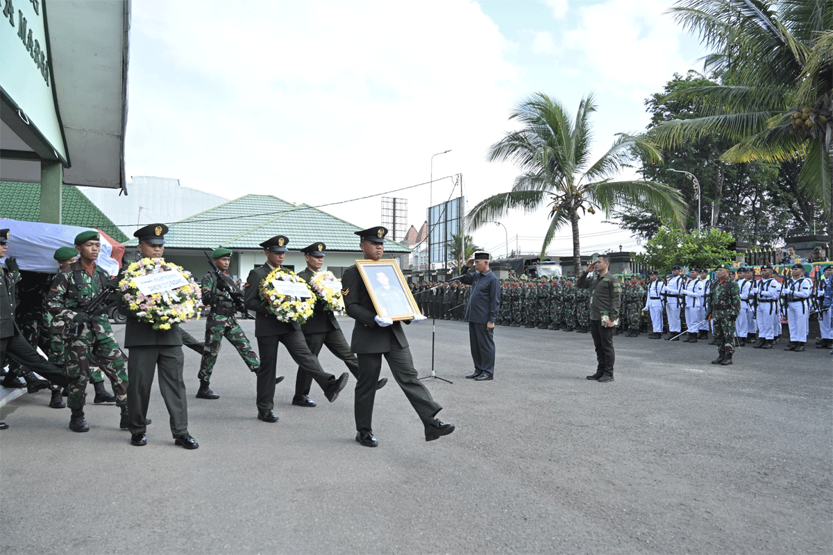Gubernur Sumatera Barat, Mahyeldi Ansharullah menjadi inspektur upacara (irup) pada upacara persemayaman dan pemberangkatan jenazah Kopral Dua (Kopda) Hendrianto di Markas Korem 032/Wirabraja, Padang, Rabu (27/12/2023). (Biro Adpim)