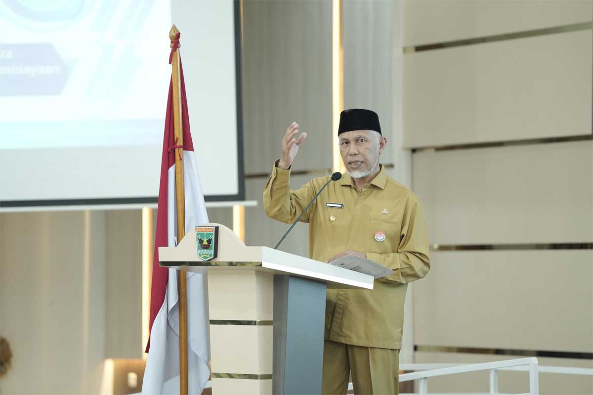Gubernur Mahyeldi