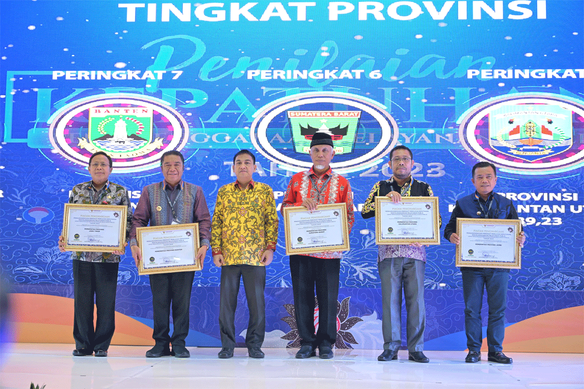 Para gubernur yang menerima penghargaan. (pemprov)