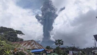 Gunung Marapi di Tanah Datar yang mengalami erupsi. (kompas.com)