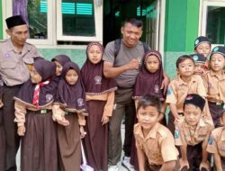 Mengharukan, Lihat Siswi Tak Bersepatu ke Sekolah, Danramil Sugio Langsung Membelikan