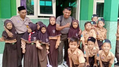 Foto bersama dengan para murid Madrasah Ibtidaiyah Tarbiyatul Islamiyah. (ist)