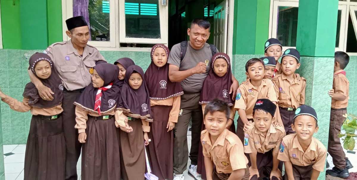 Foto bersama dengan para murid Madrasah Ibtidaiyah Tarbiyatul Islamiyah. (ist)