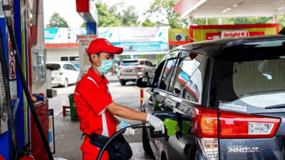 Petugas isi BBM ke mobil di SPBU. (rri.co)