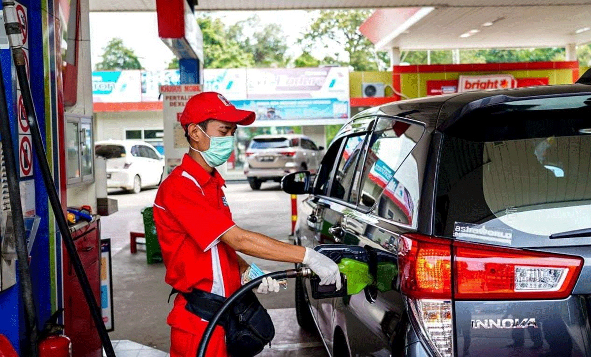 Petugas isi BBM ke mobil di SPBU. (rri.co)