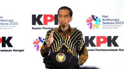 Presiden Joko Widodo menyampaikan sambutannya pada puncak peringatan Hari Antikorupsi se-Dunia di Istora Senayan, Gelora Bung Karno (GBK), Jakarta, Selasa (12/12/2023). BPMI Setpres/Rusman