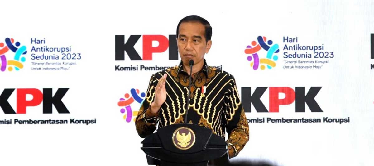 Presiden Joko Widodo menyampaikan sambutannya pada puncak peringatan Hari Antikorupsi se-Dunia di Istora Senayan, Gelora Bung Karno (GBK), Jakarta, Selasa (12/12/2023). BPMI Setpres/Rusman