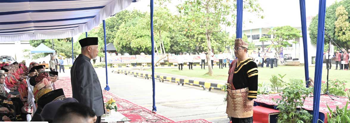 Gubernur Sumatera Barat Mahyeldi Ansharullah menjadi inspektur upacara peringatan Hari Bakti Pekerjaan Umum dan Perumahan Rakyat (PUPR) Minggu, (3/12/2023).